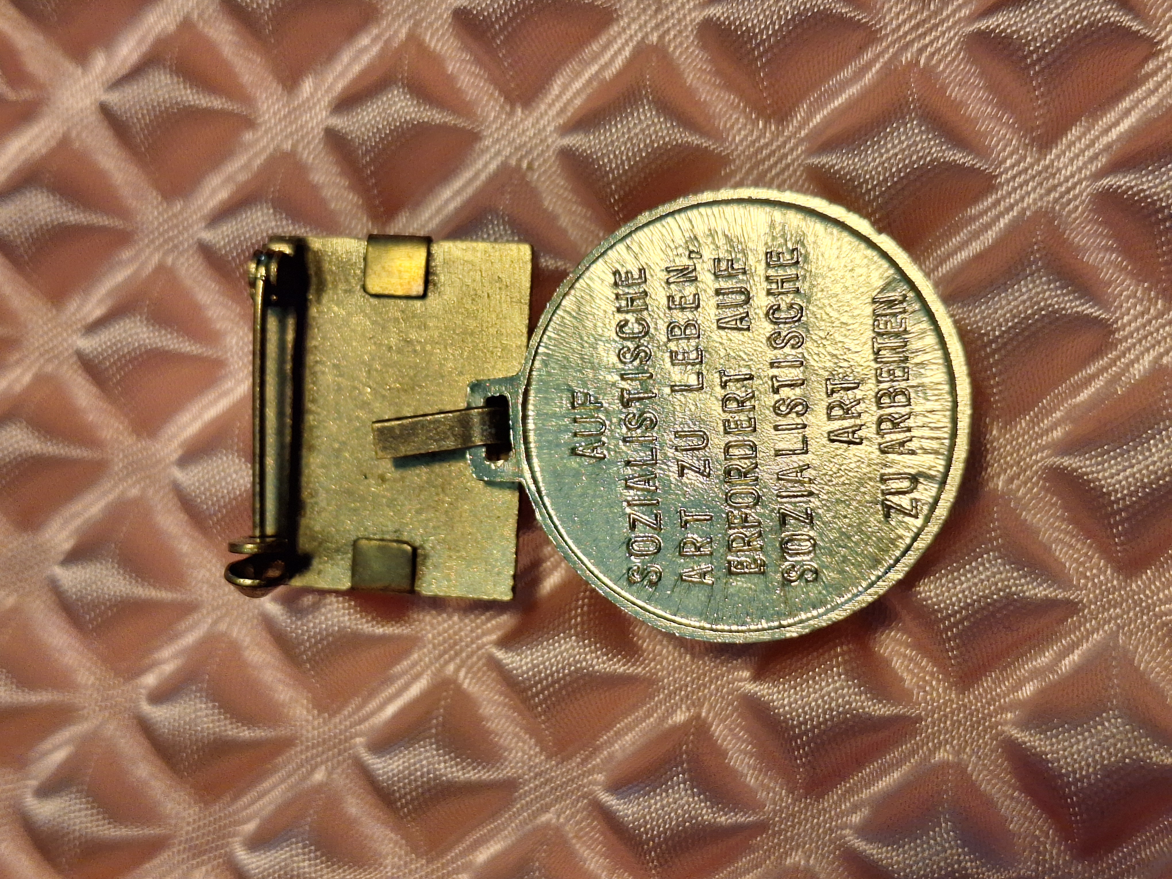 DDR - Medaille für ausgezeichnete Leistungen, 1959 — Bild 2