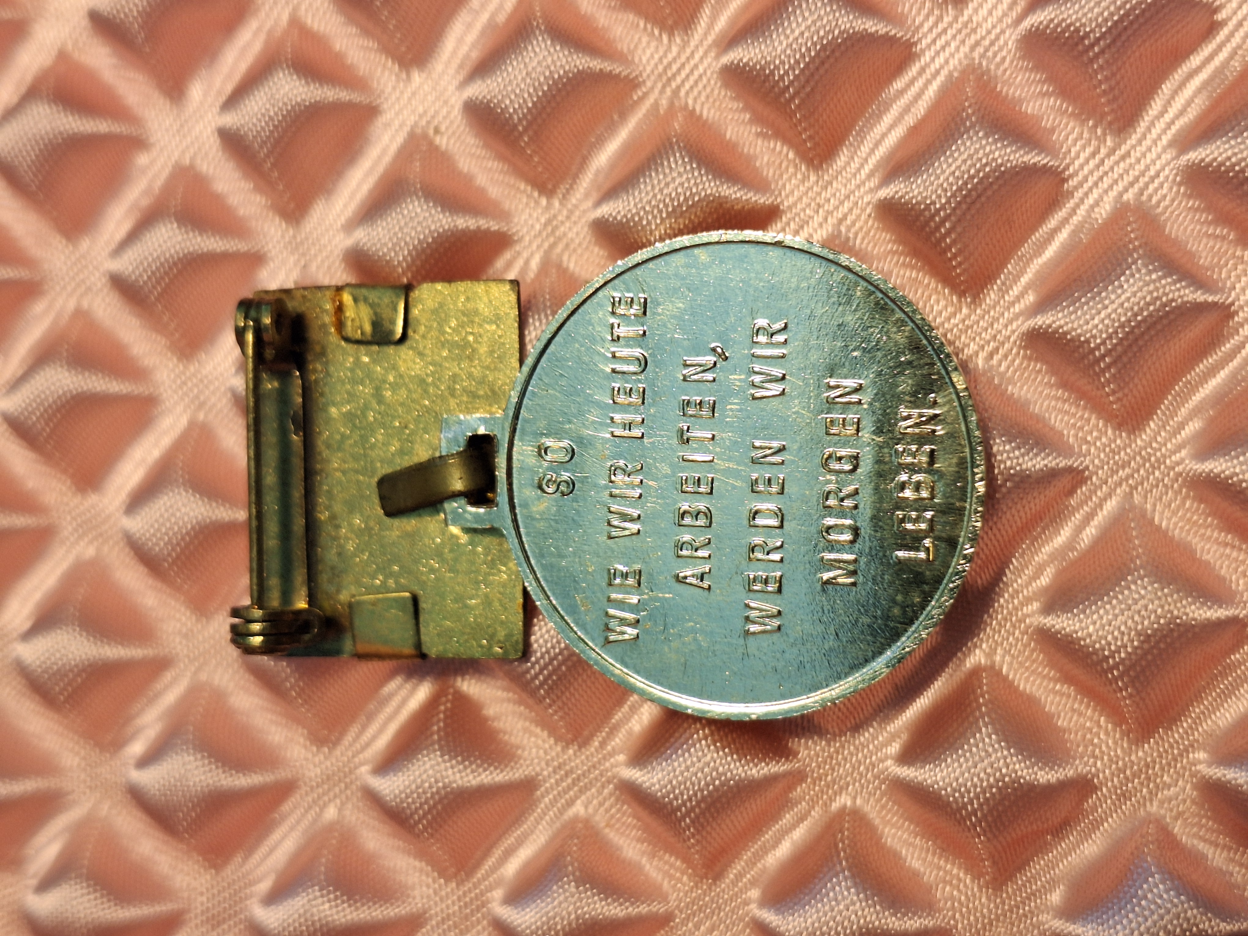DDR - Medaille für ausgezeichnete Leistungen, 1962 — Bild 2