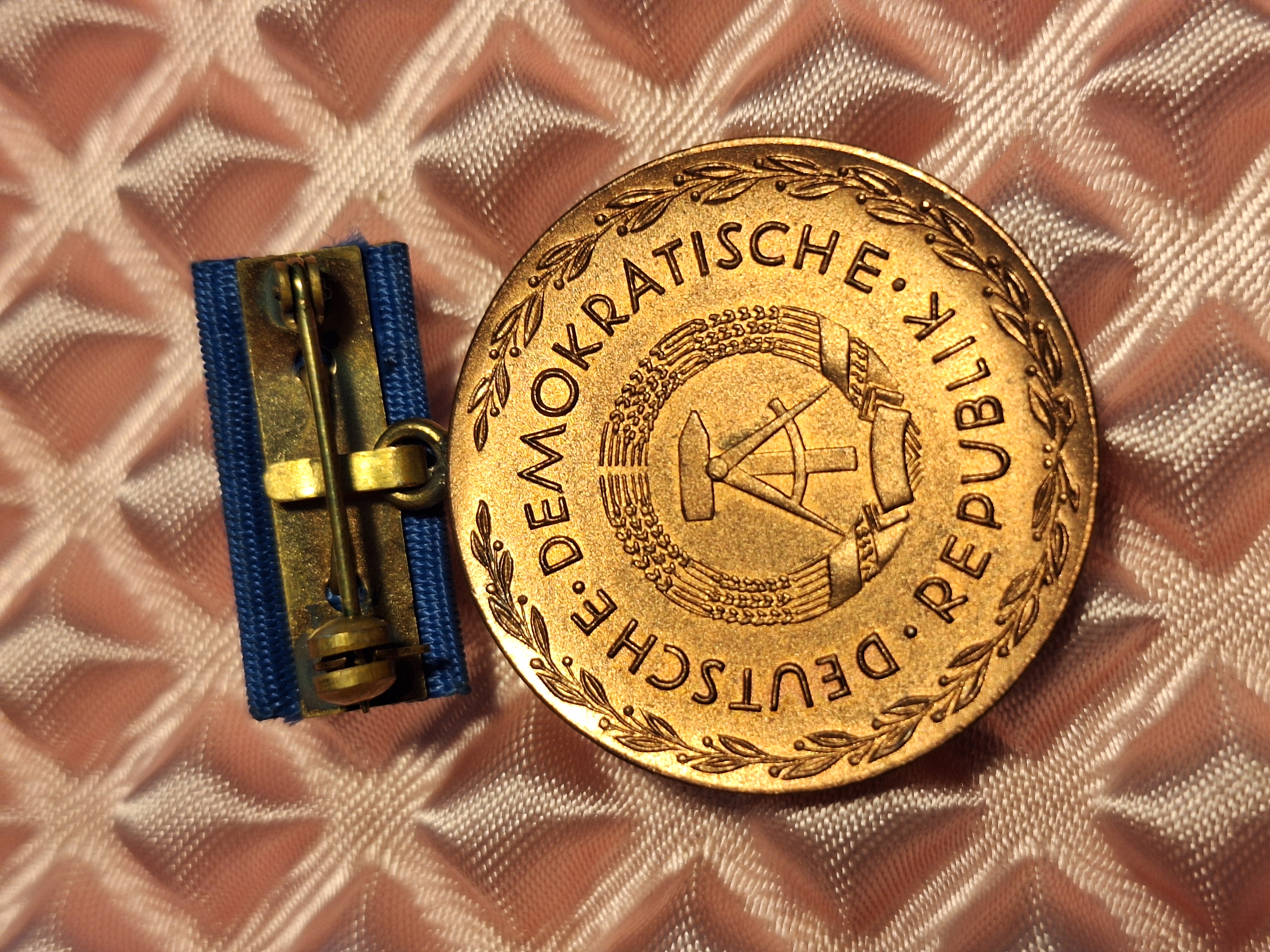 DDR - Kult Abzeichen Orden Medaille DDR - Johann-Heinrich Pestalozzi — Bild 2