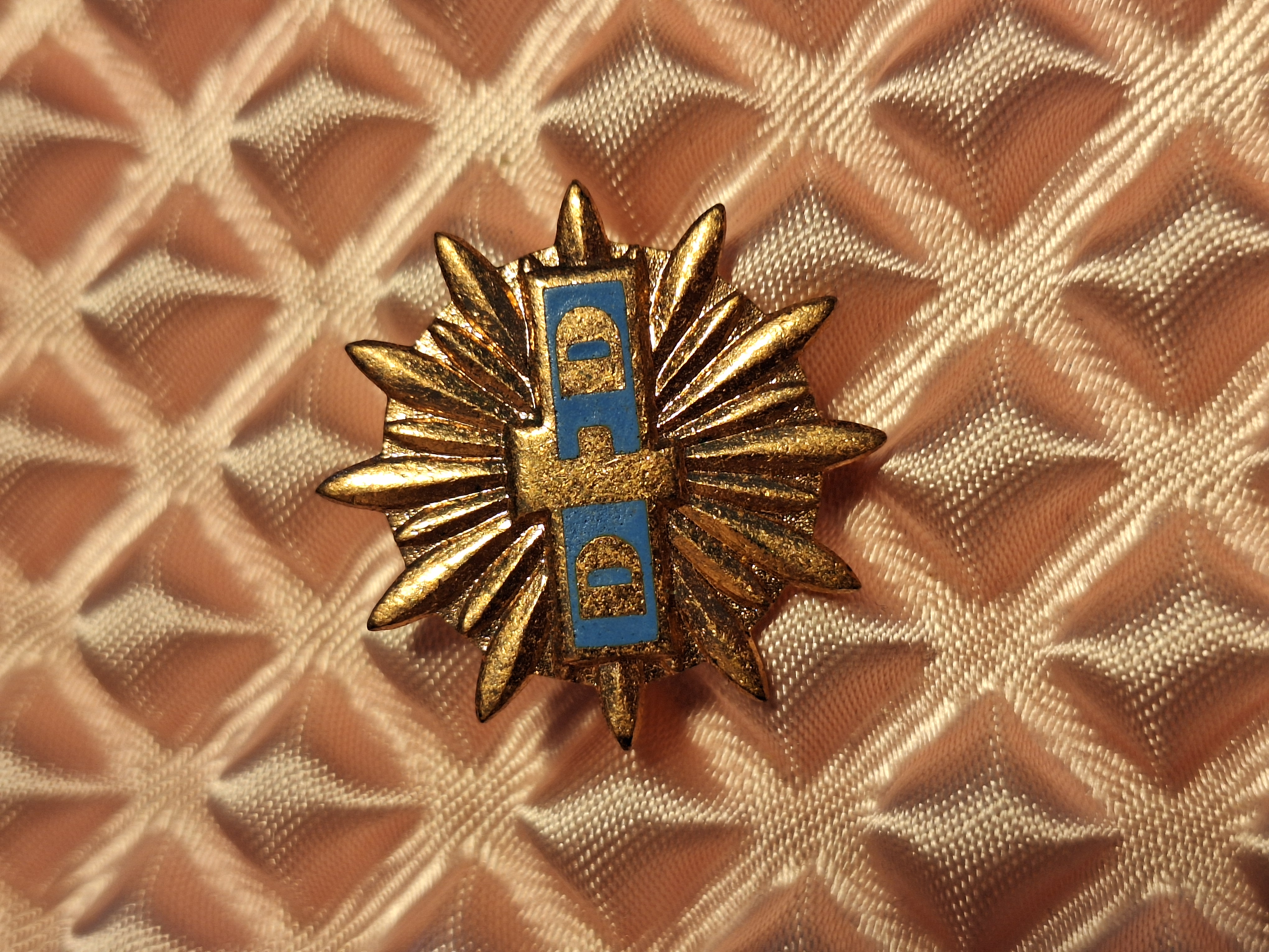 DDR - GOLDENE EHRENNADEL DES DEMOKRATISCHEN FRAUENBUND DEUTSCHLANDS (DFD)
