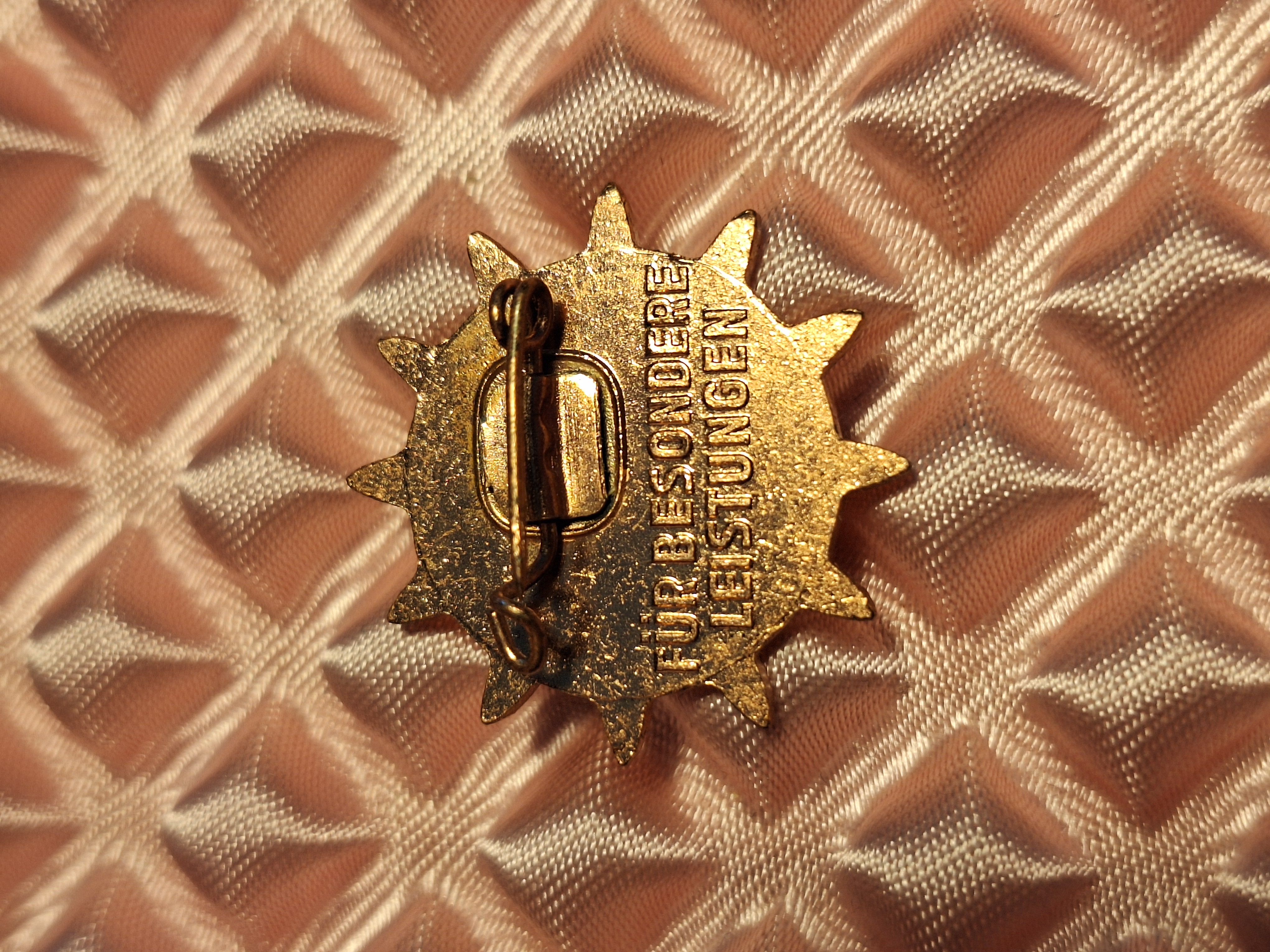 DDR - GOLDENE EHRENNADEL DES DEMOKRATISCHEN FRAUENBUND DEUTSCHLANDS (DFD) — Bild 2