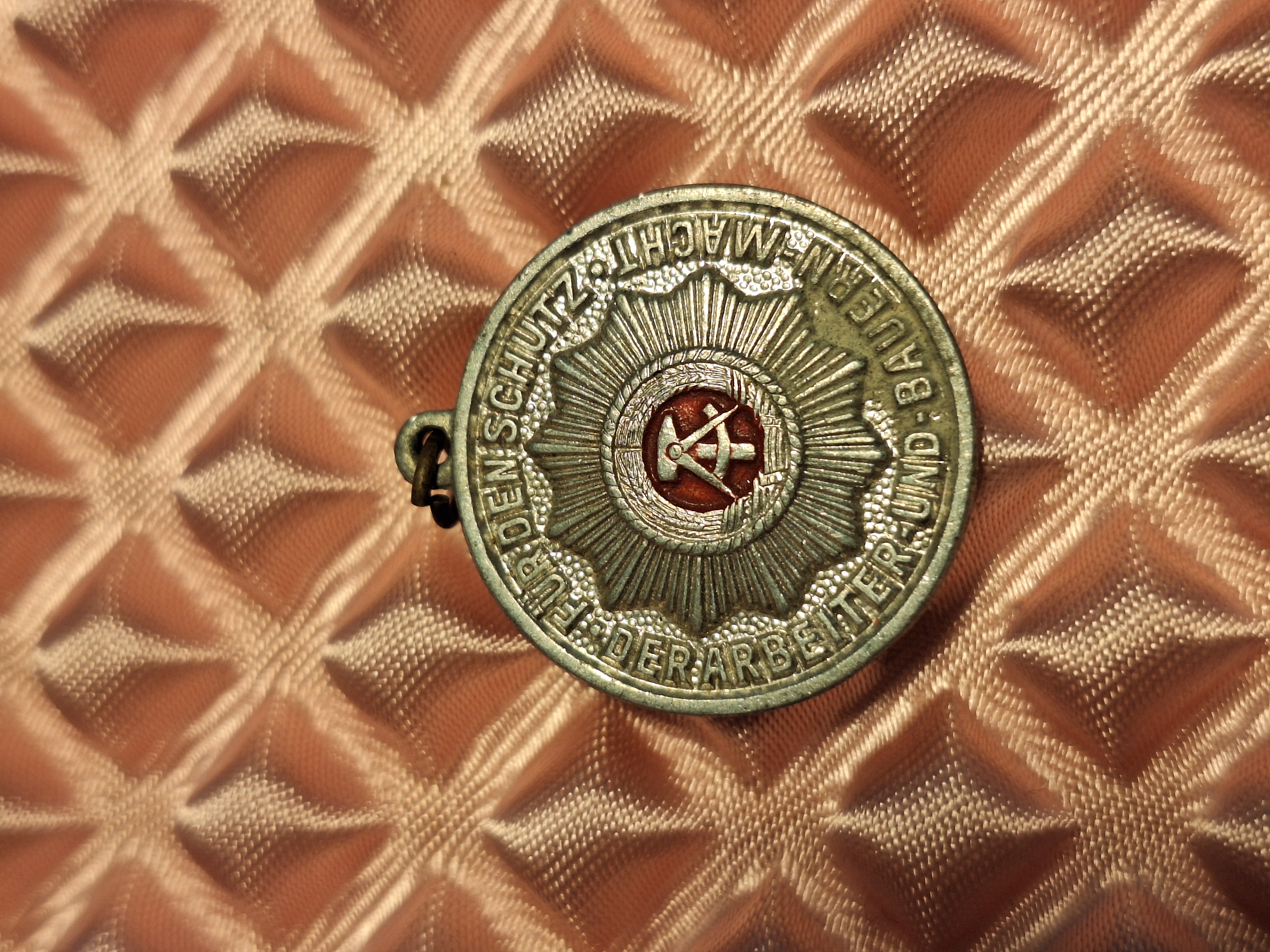 DDR - Orden Für den Schutz der Arbeiter und Bauern Macht Medaille