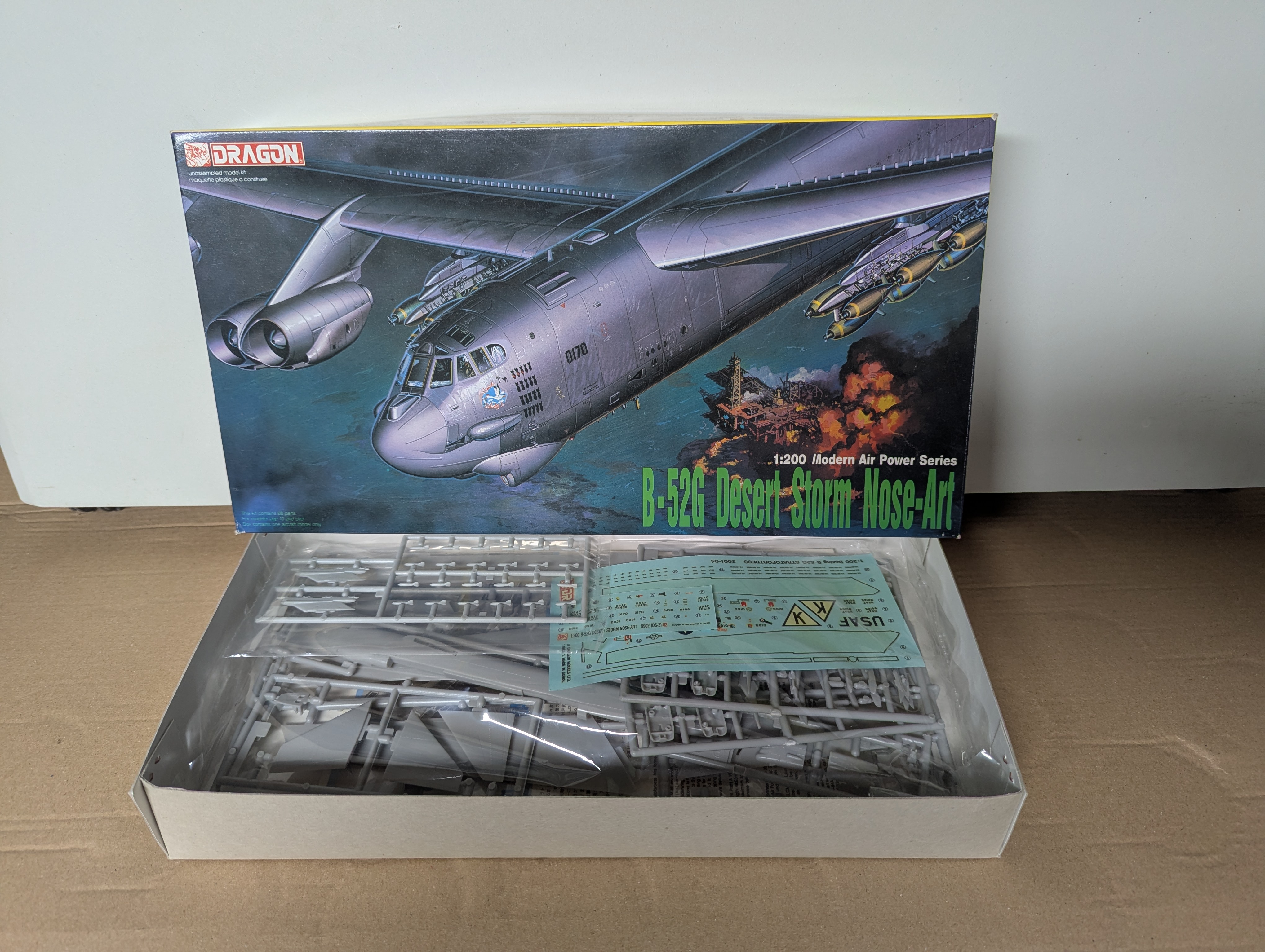 Modell Flugzeug - DRA9902 - Dragon 1:200 B-52G Desert Storm Nose - Bausatz — Bild 2