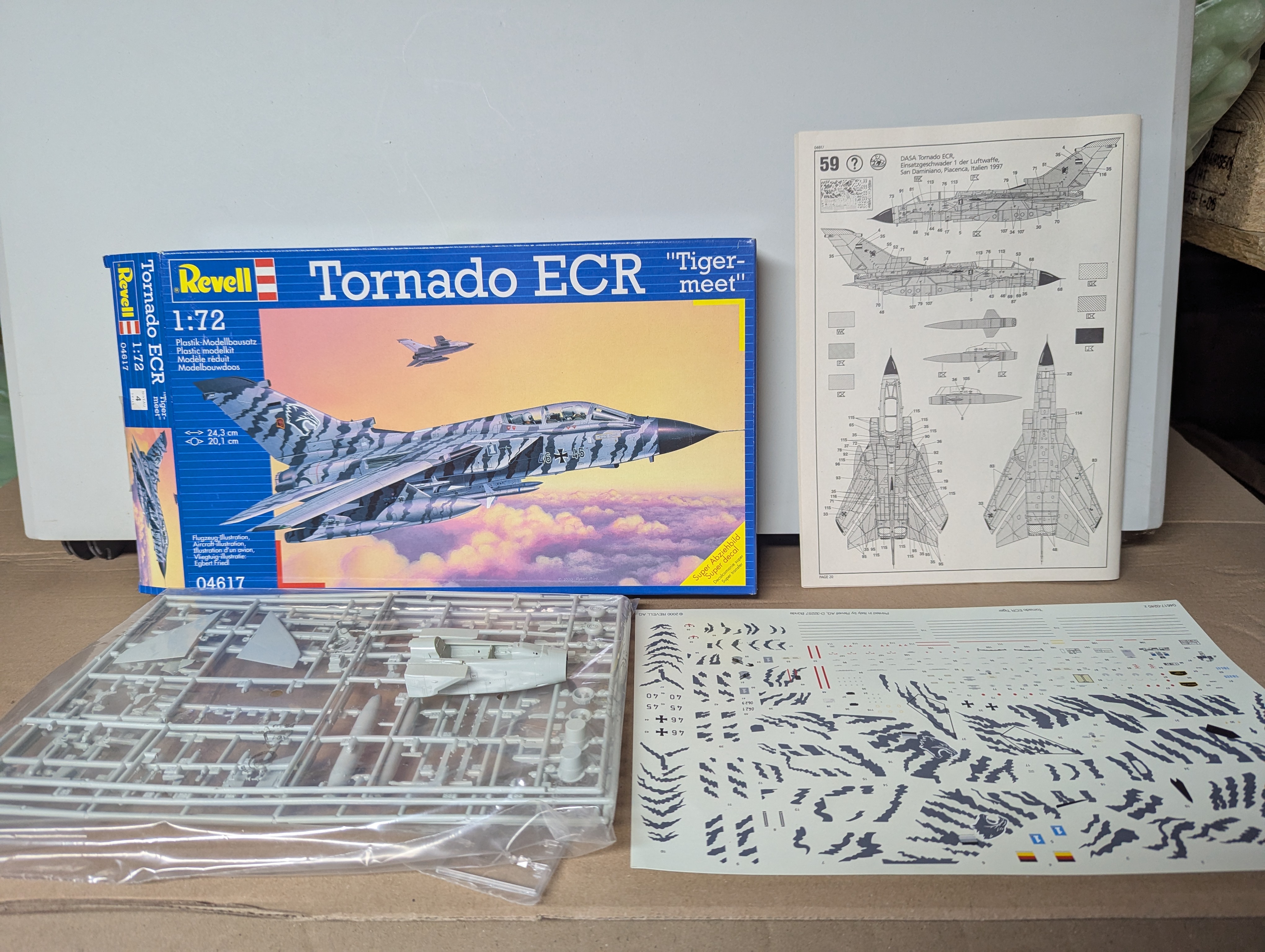 Modell Flugzeug - Revell Germany 1:72 Tornado ECR - Bausatz — Bild 2