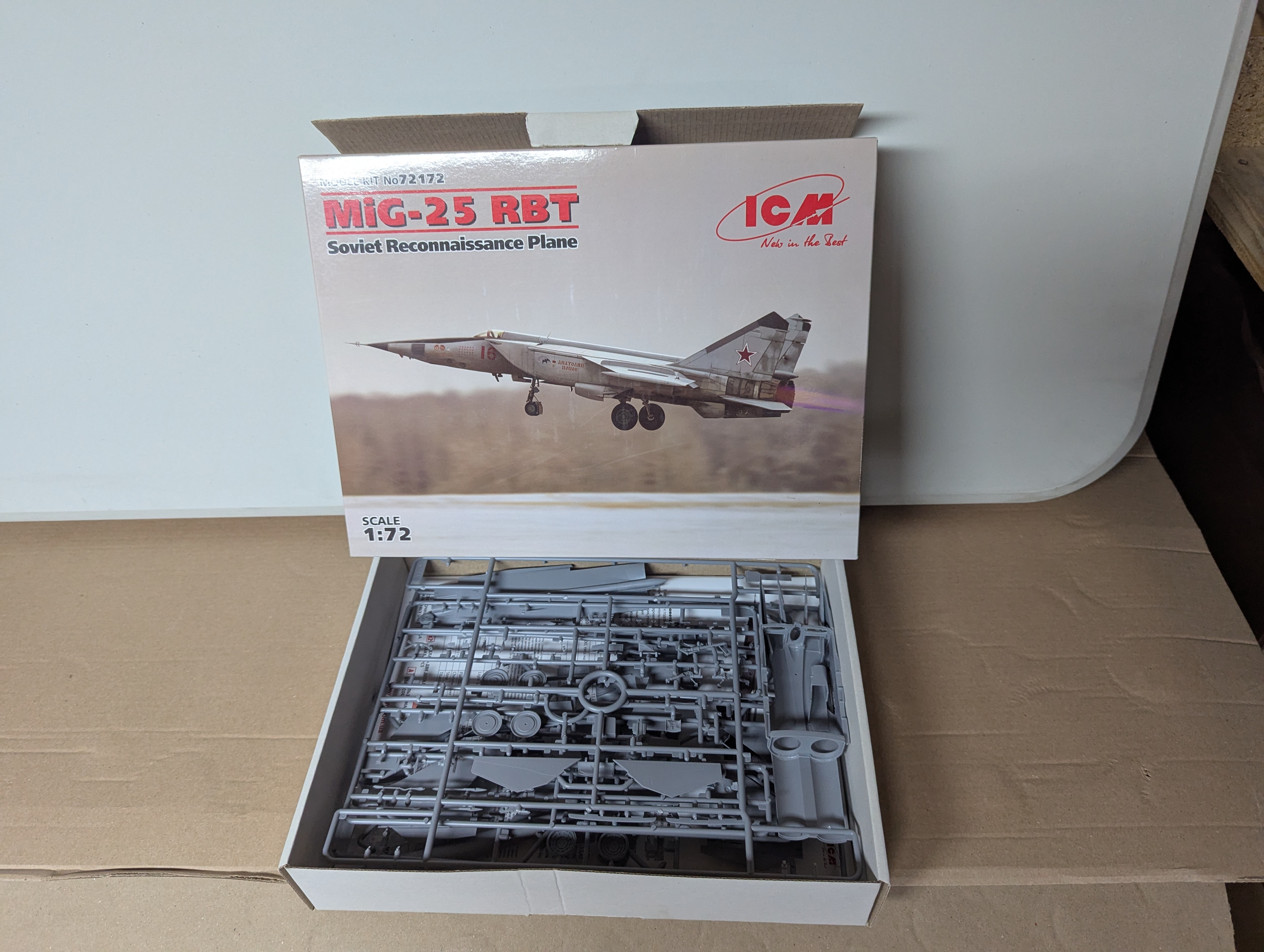 Modell Flugzeug - ICM 72172 1:72 MiG-25 RBT Soviet Reconnaissance Plane - Bausatz — Bild 2