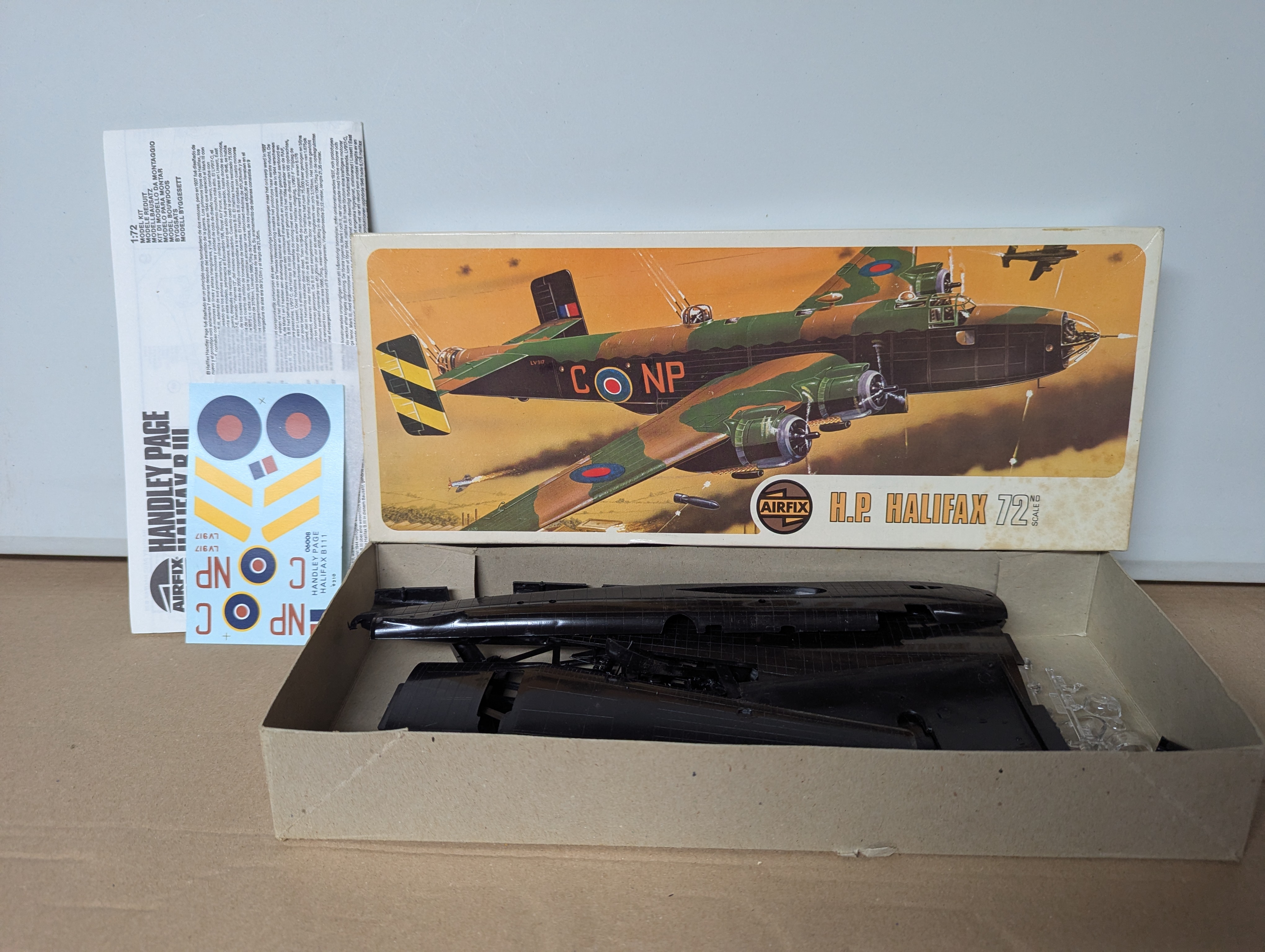 Modell Flugzeug - AirFix 1:72 Hadley Page Halifax B.III Model Kit - Bausatz — Bild 2