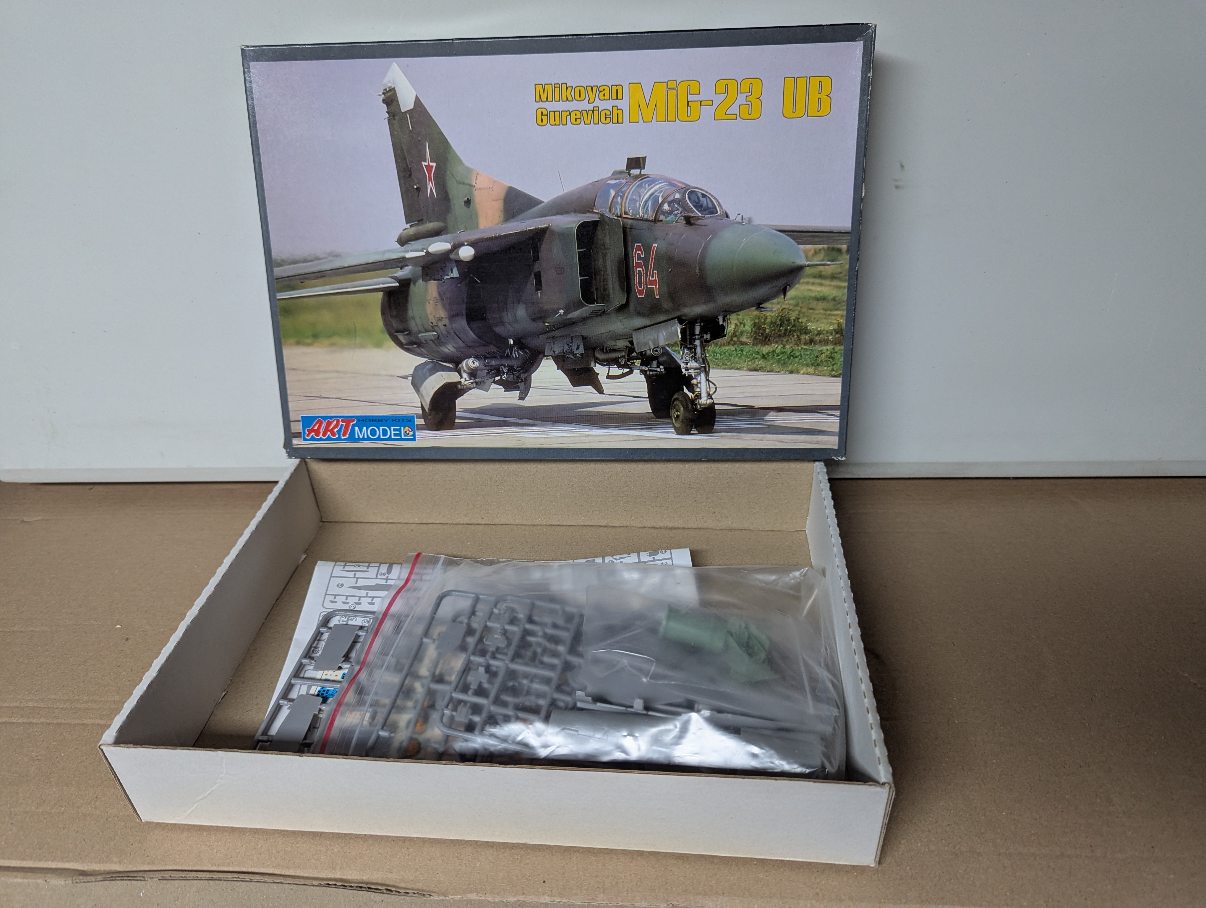 Modell Flugzeug - ART Model ART7210 - 1:72 Mikoyan MiG-23UB training aircraft - Bausatz — Bild 2