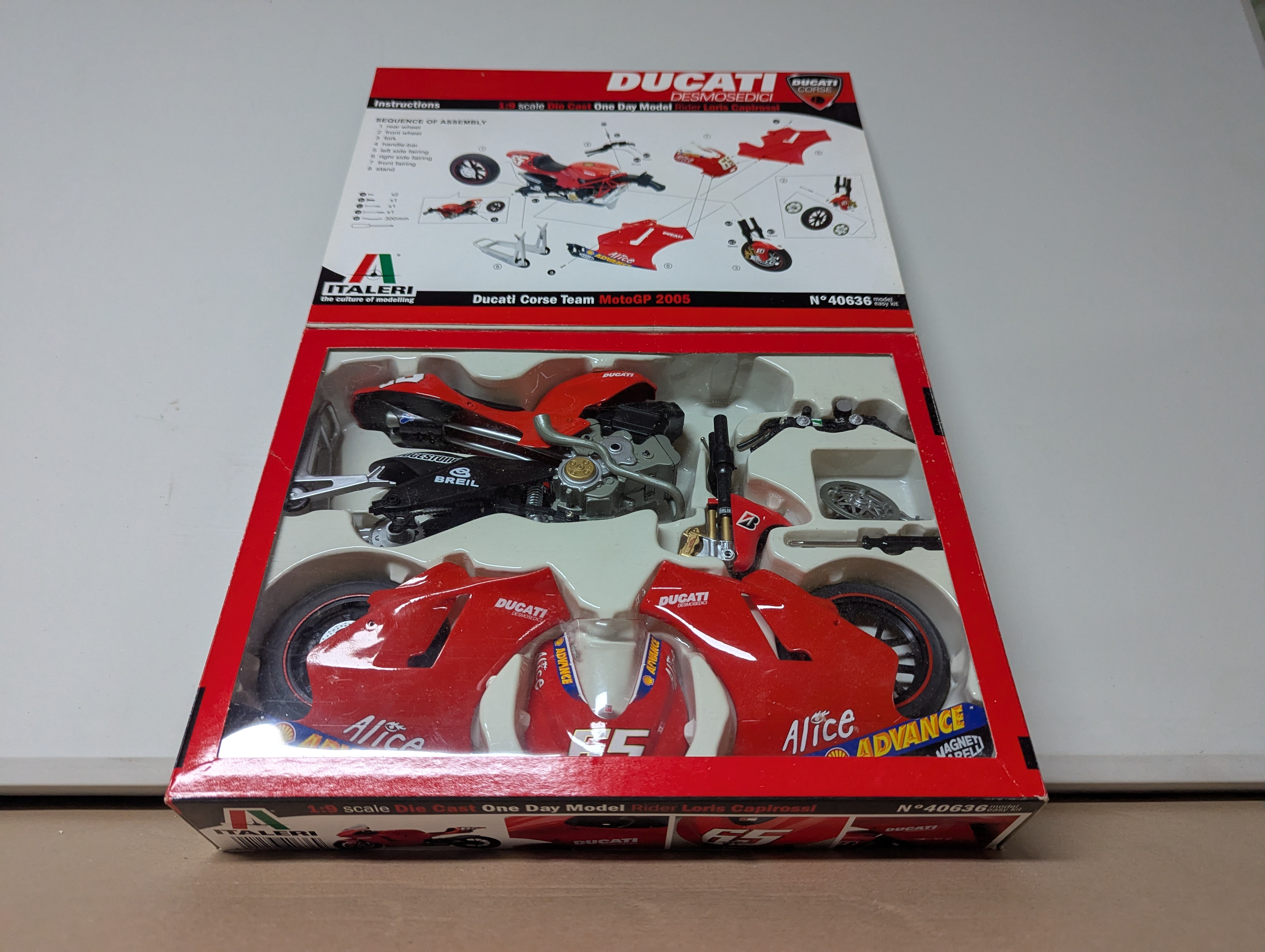 Modell Motorrad - ENORME DUCATI DESMOSEDICI MotoGP 2005 - Bausatz — Bild 2