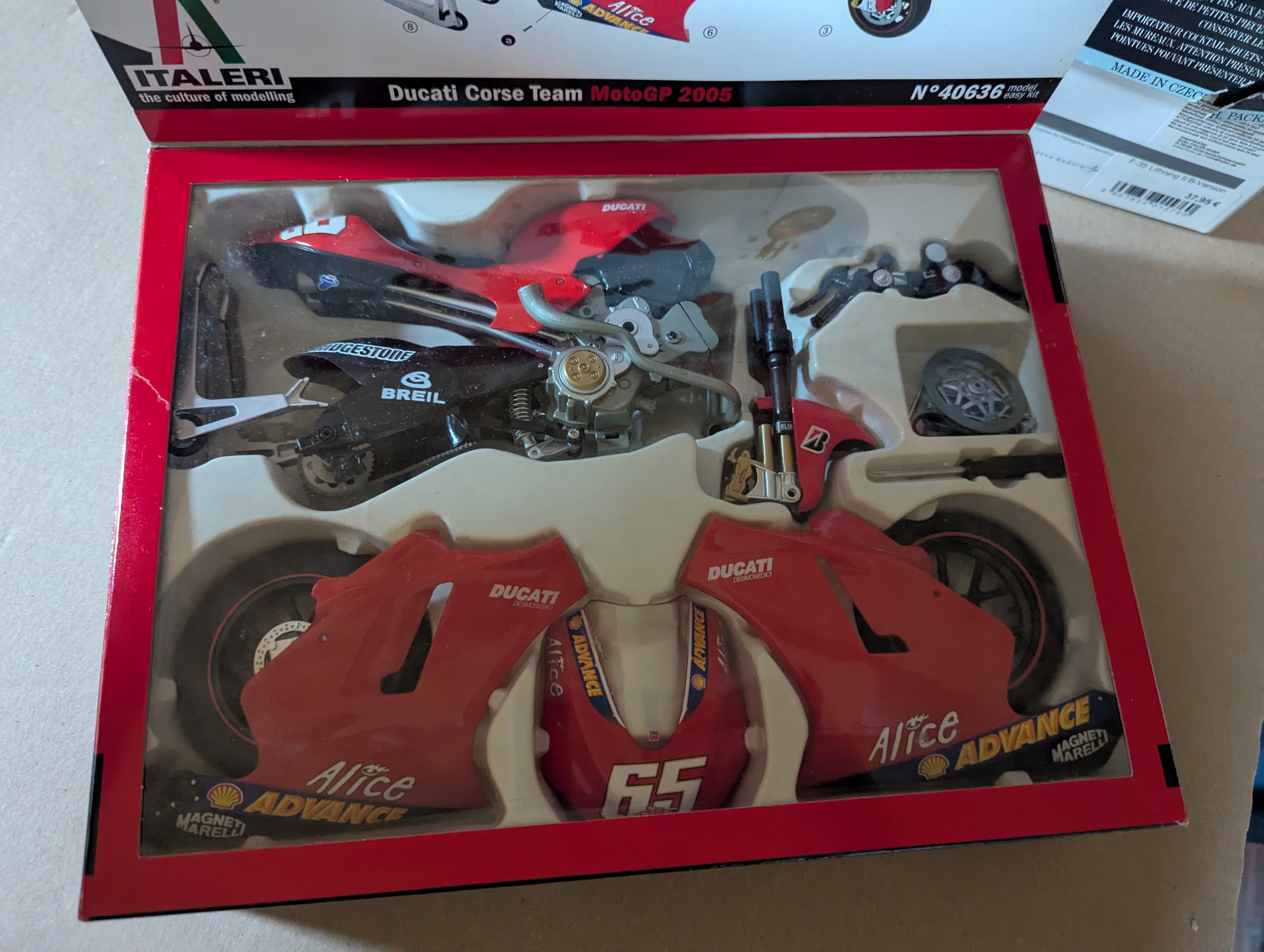 Modell Motorrad - ENORME DUCATI DESMOSEDICI MotoGP 2005 - Bausatz — Bild 3