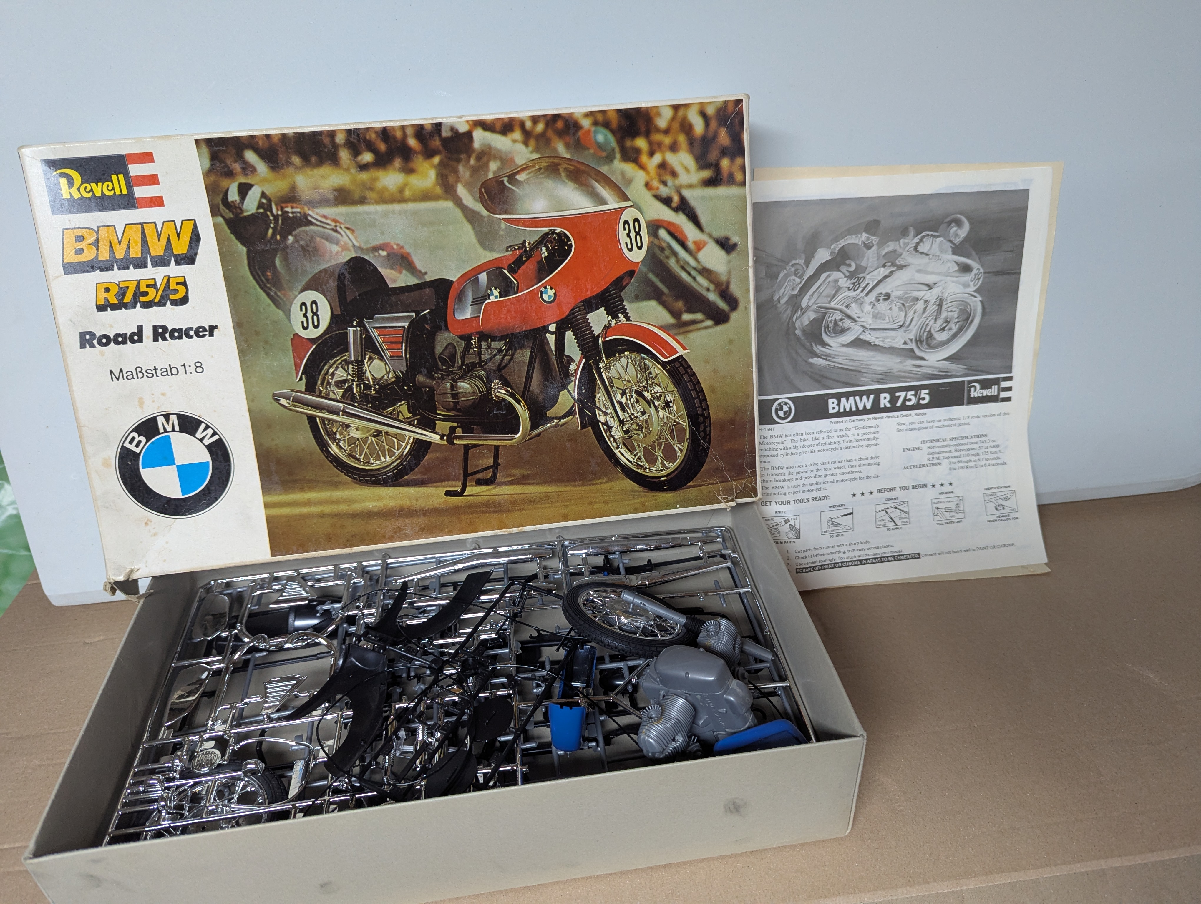 Modell Motorrad - Revell H-1597 1:8 BMW R75/5 Road Racer - Bausatz — Bild 2