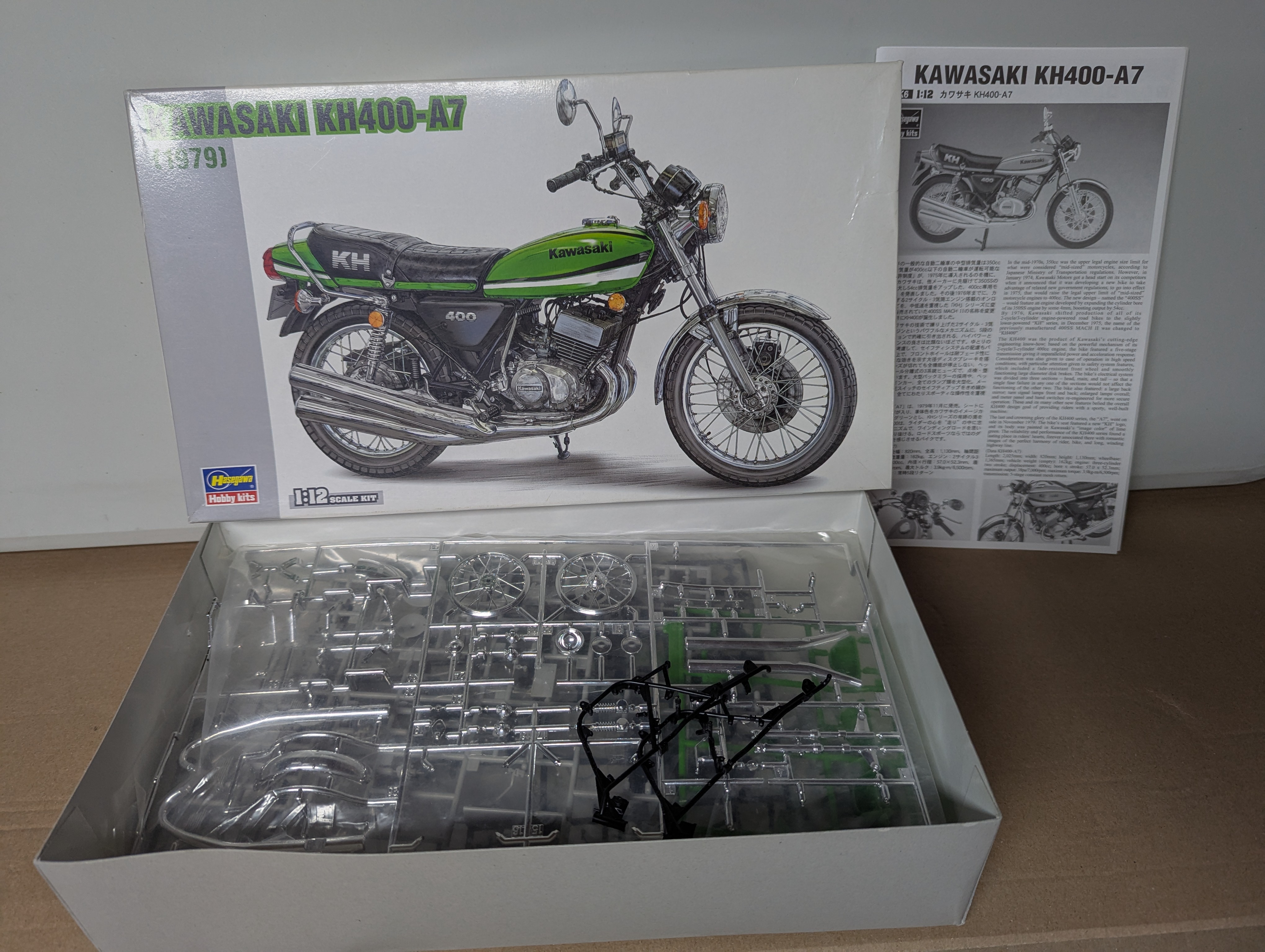 Modell Motorrad - Hasegawa BK6 Kawasaki KH-400-A7 1:12 Serie Japan - Bausatz — Bild 2
