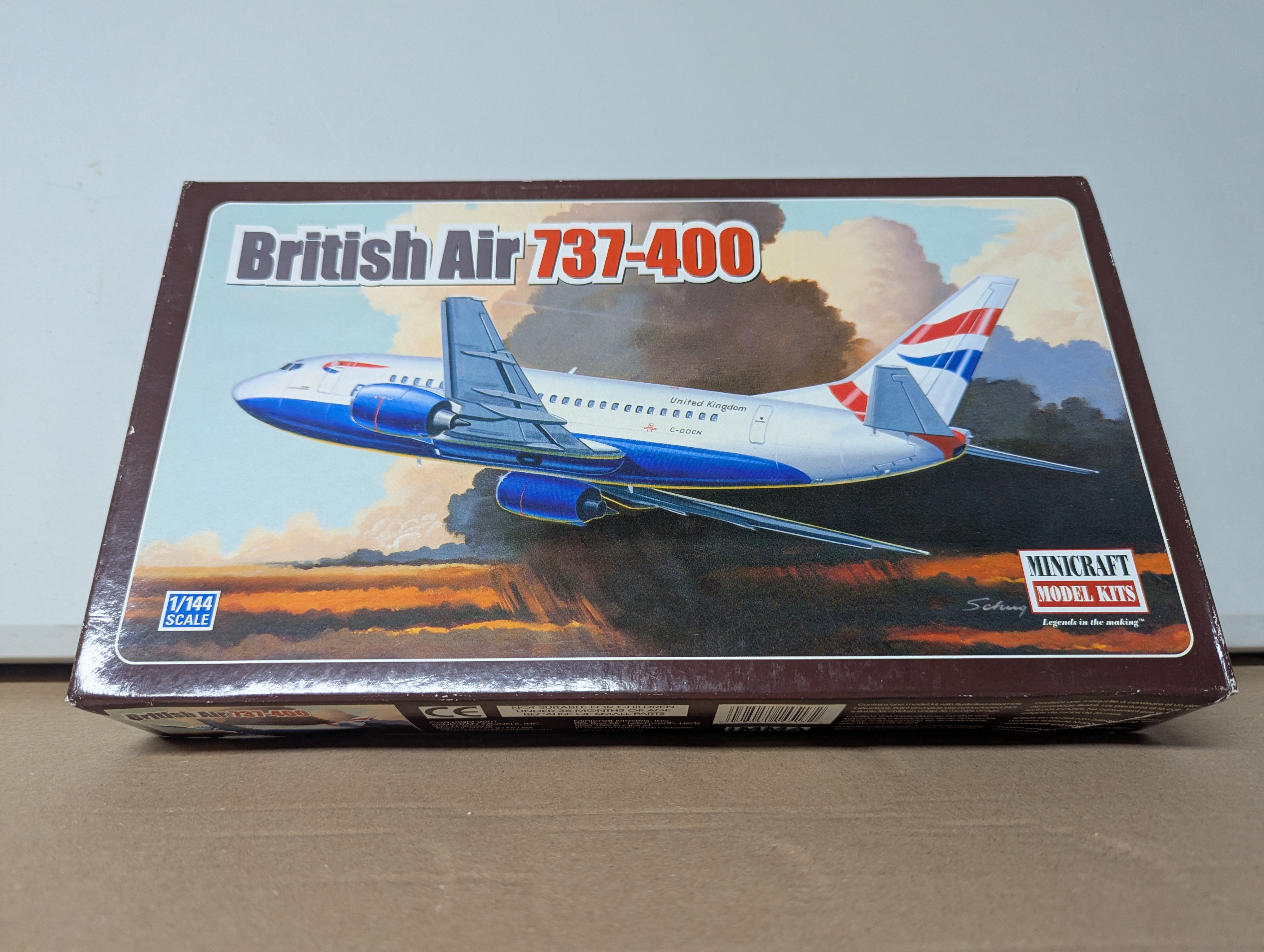 Modell Flugzeug - Minicraft British Air 737-400 1:144 Scale Model Kit 14517 - Bausatz