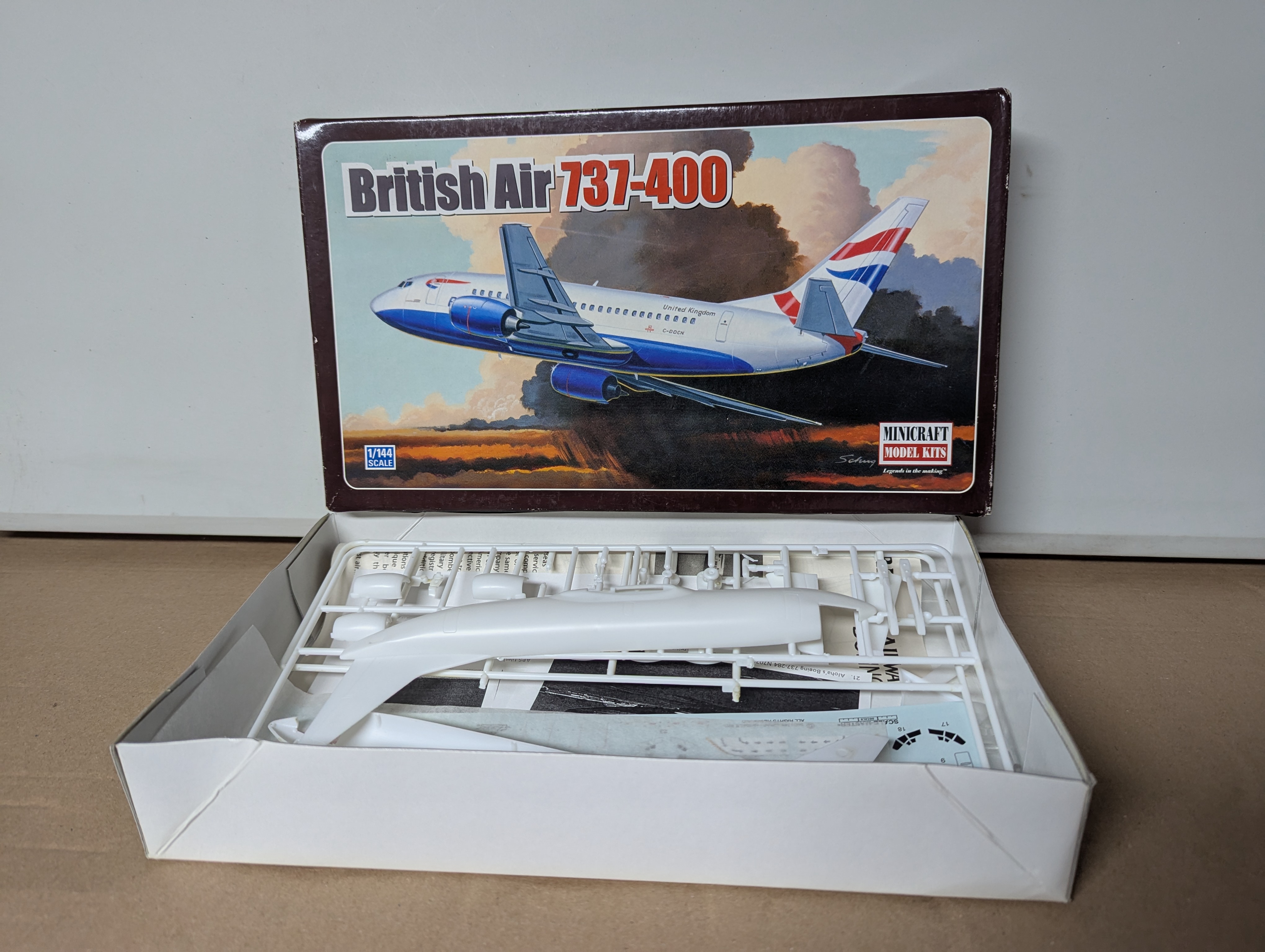 Modell Flugzeug - Minicraft British Air 737-400 1:144 Scale Model Kit 14517 - Bausatz — Bild 2