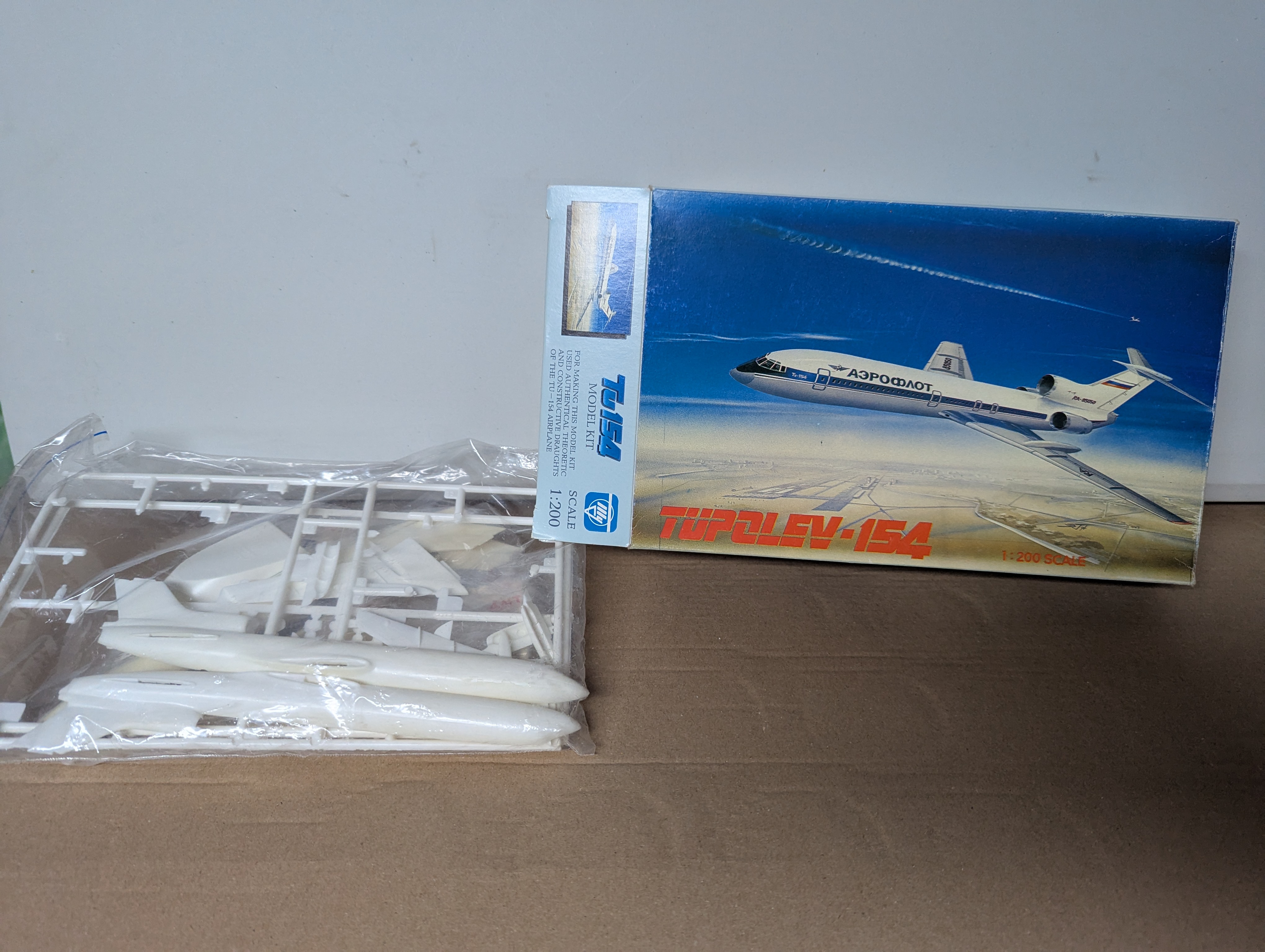 Modell Flugzeug - TUPOLEV 1:200 TUPOLEV Tu-154 - Bausatz — Bild 2