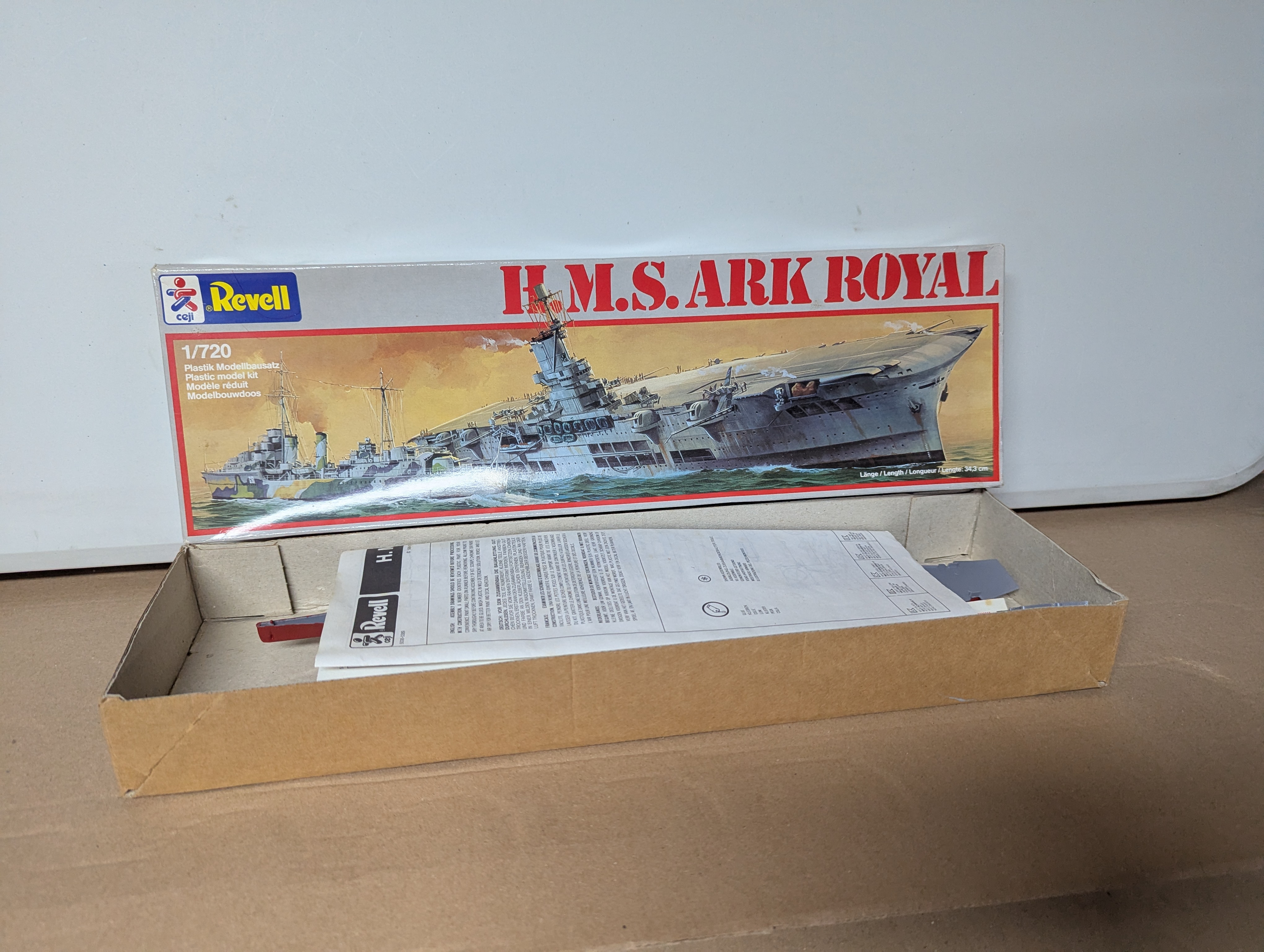 Modell Schiff - HMS Ark Royal Battleship Revell 5038 1:720 Scale - Bausatz — Bild 2