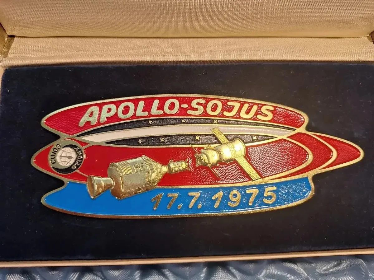 Gedenkmedaille - APOLLO-SOJUS 17.7.1975 - DDR Medaille mit Verpackung — Bild 2
